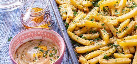 Картофель фри, запеченный с Пармиджано Реджано, чесноком, маслом чили и соусом Айоли