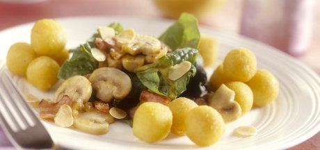 Картофельные шарики со шпинатным салатом