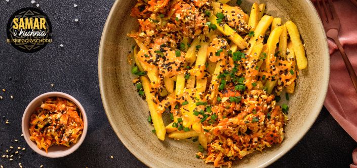 Frytki z kimchi, furikake (mieszanką sezamu) i szczypiorem