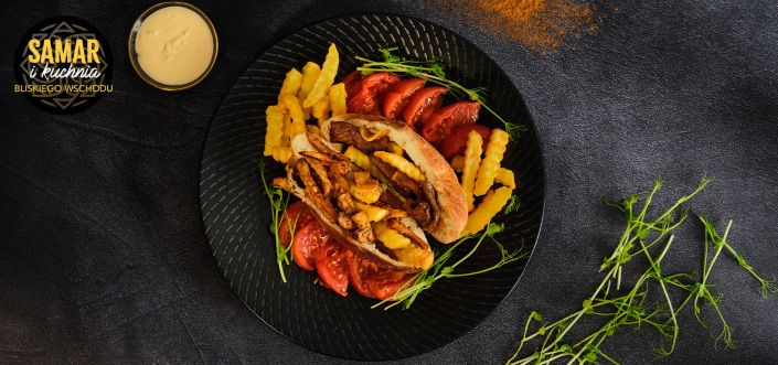 Shawarma z grzybów, mięsa wołowego w chlebie pita z sosem tahini