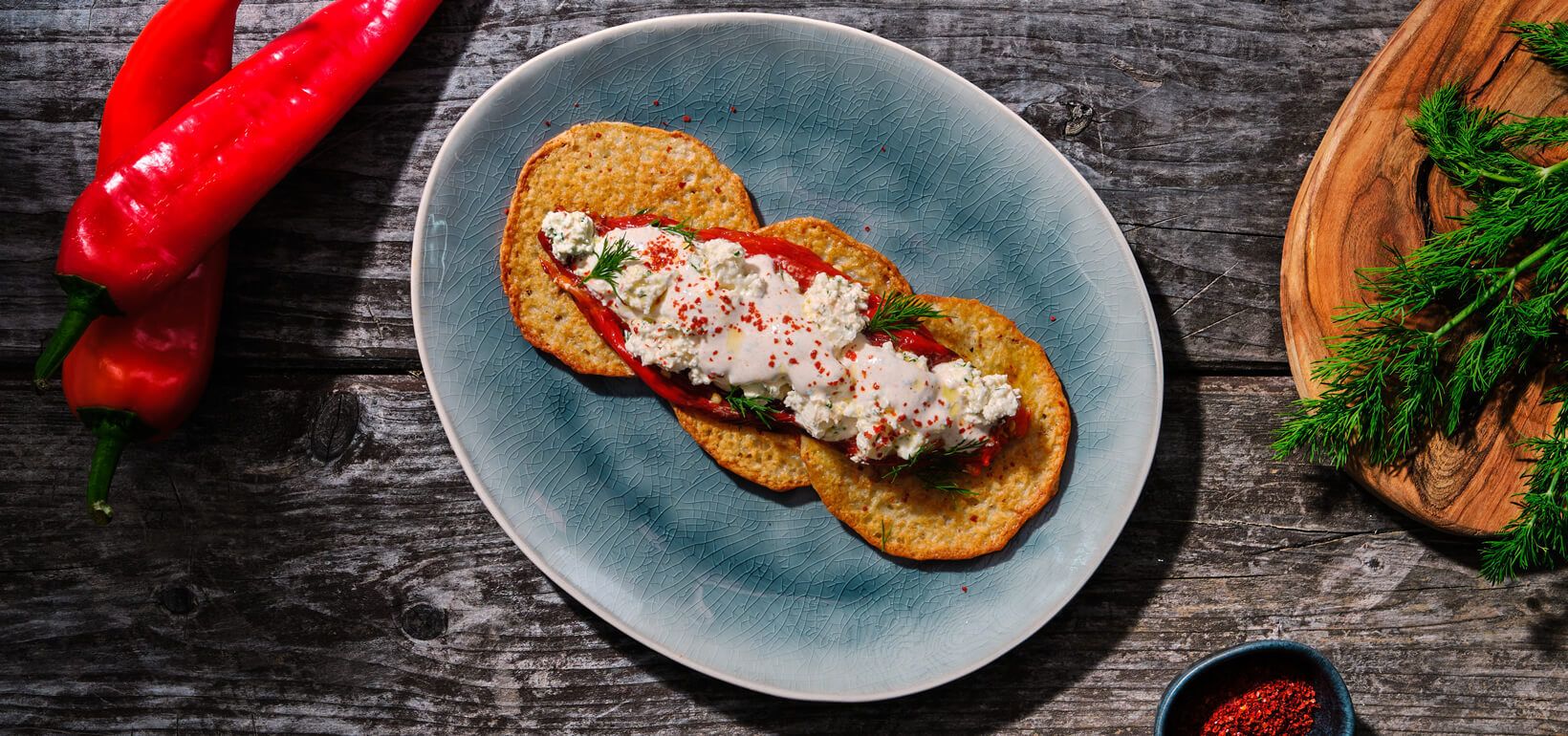 AVIKO PANCAKES с приготовленным на гриле фаршированным фетой красным перцем и сливочным соусом