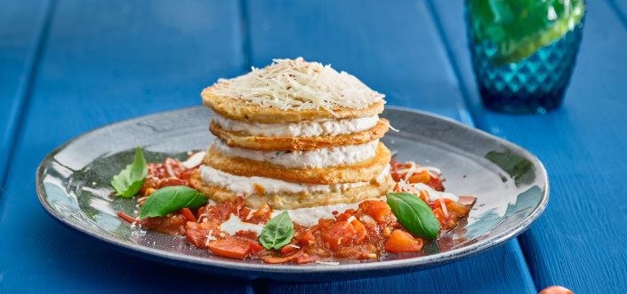AVIKO PANCAKES Закусочный торт из драников, творожный мусс, сальса из помидоров и чеснока
