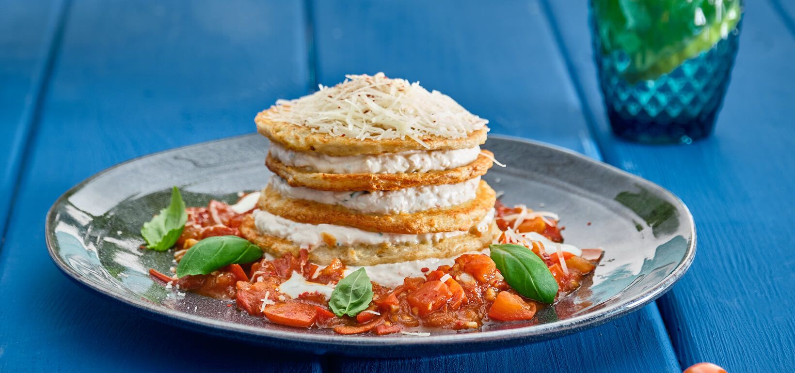 AVIKO PANCAKES Закусочный торт из драников, творожный мусс, сальса из помидоров и чеснока