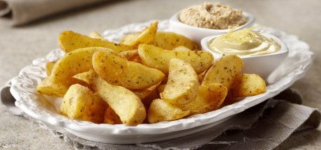 Картофельные дольки со вкусом чеснока с хумусом и лимонным майонезом