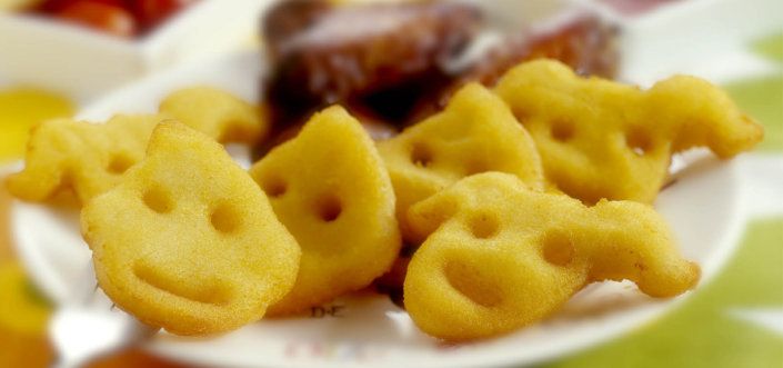 Картофельные смайлики с куриными крылышками в соусе барбекю