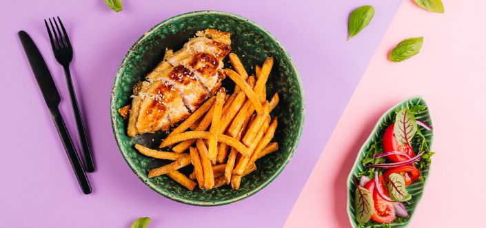 Куриная грудка, панированная в кунжуте, с картофелем фри skin on