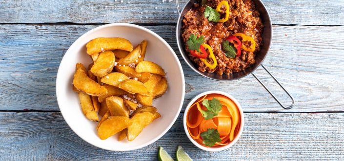 Chili con carne с салатом из моркови, лайма и кориандра, подаваемое с пикантными Pati Parts Tex Mex