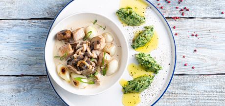 Гуляш из курицы с шампиньонами и чесноком, подаваемый со шпинатным пюре