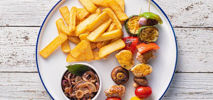 Шашлычки из курицы и колбасок сальсичча,пряными овощами, карамелизированным луком и картофелем Steak Fries