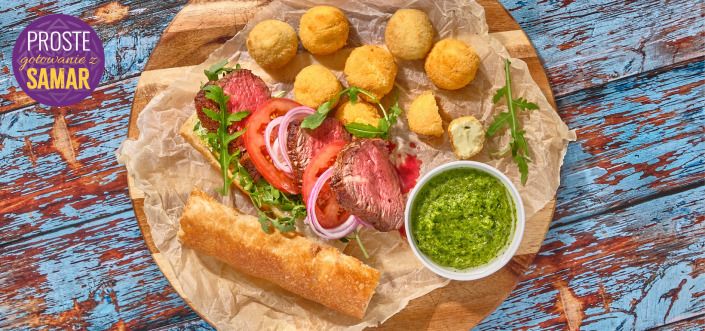 Kanapka ze stekiem, sosem na bazie zielonej harissy  i majonezu oraz Jalapeño Balls