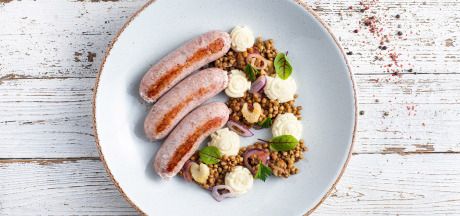 Чечевица с сальсиччей, то есть итальянской белой колбаской, сельдереем, помидорами и пюре с молоком и маслом