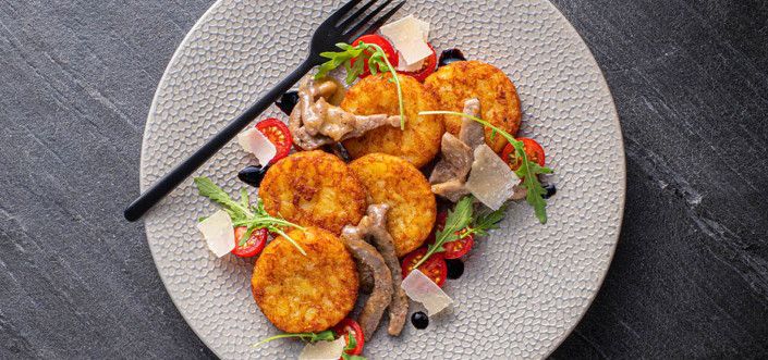 Оладьи Rösti с говяжьими полосками, овощами и пармезаном реджано