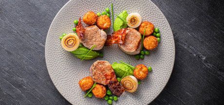 Mini Rösti с медальонами из свиной филейной вырезки - полендвицы, с хрустящим беконом и кремом из свежего горошка