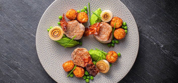 Mini Rösti z medalionami z polędwicy wieprzowej z chrupiącym bekonem i kremem ze świeżego groszku